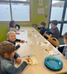 Les GS à la cantine de l’école Saint Pierre